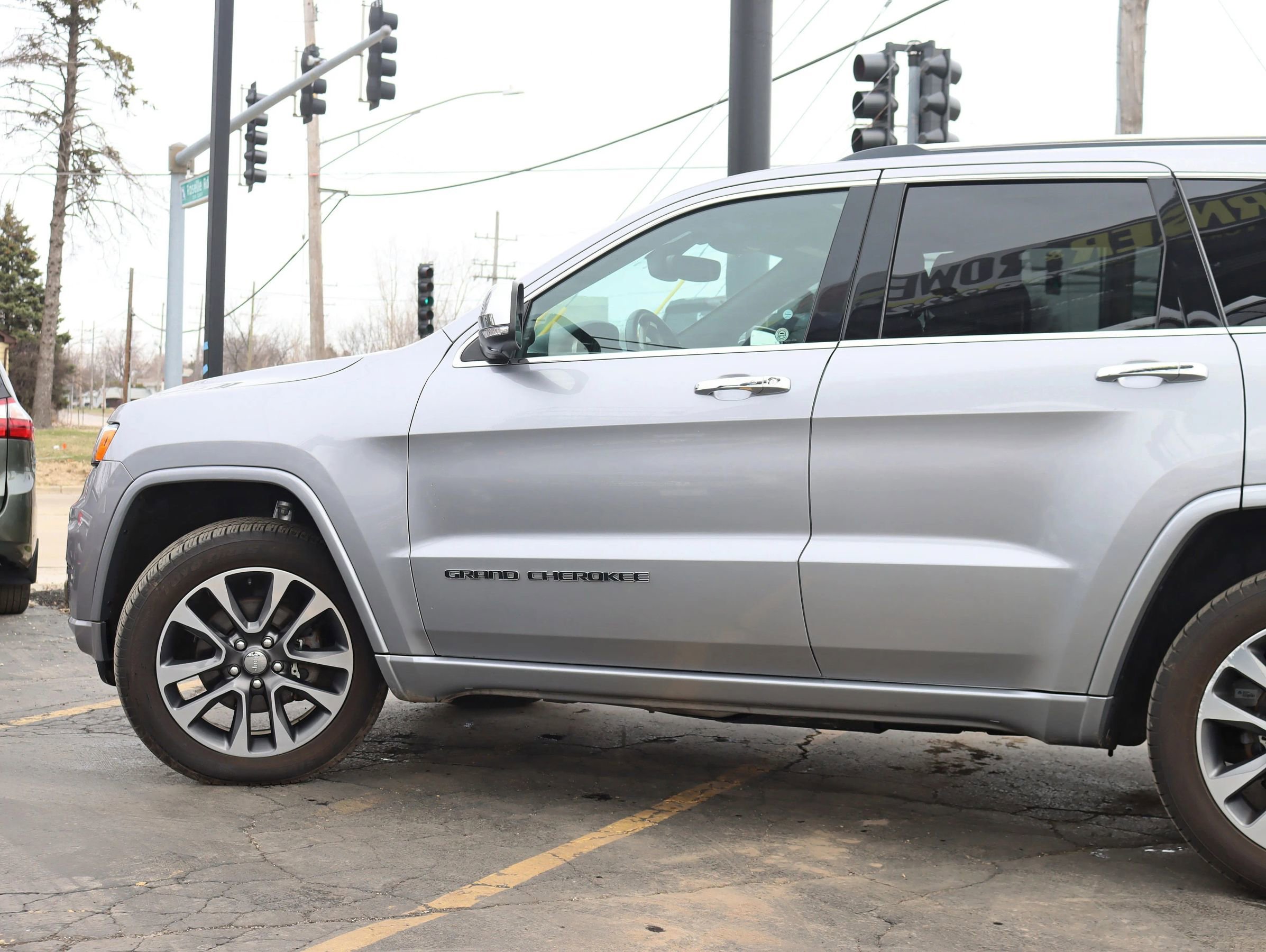 Used 2017 Jeep Grand Cherokee Overland AWD/4WD image 13