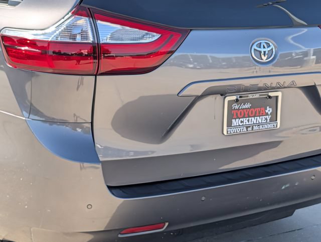 Used 2019 Toyota Sienna XLE w/ XLE Navigation Package FWD image 8