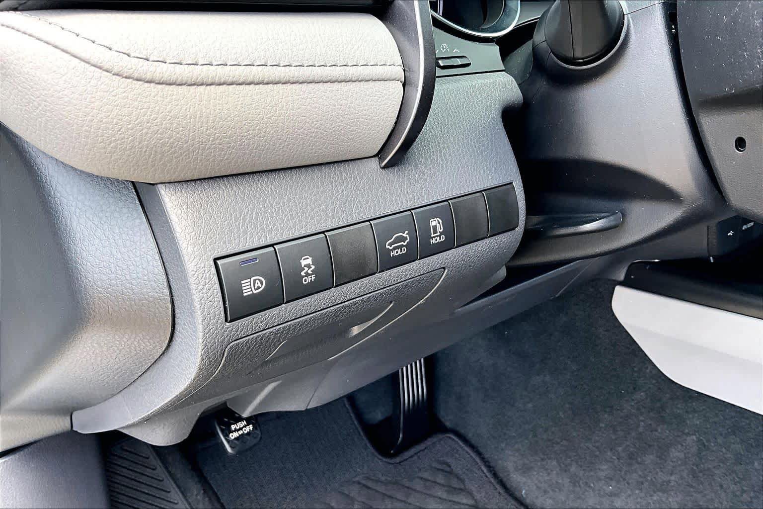 Certified 2020 Toyota Camry LE FWD image 32
