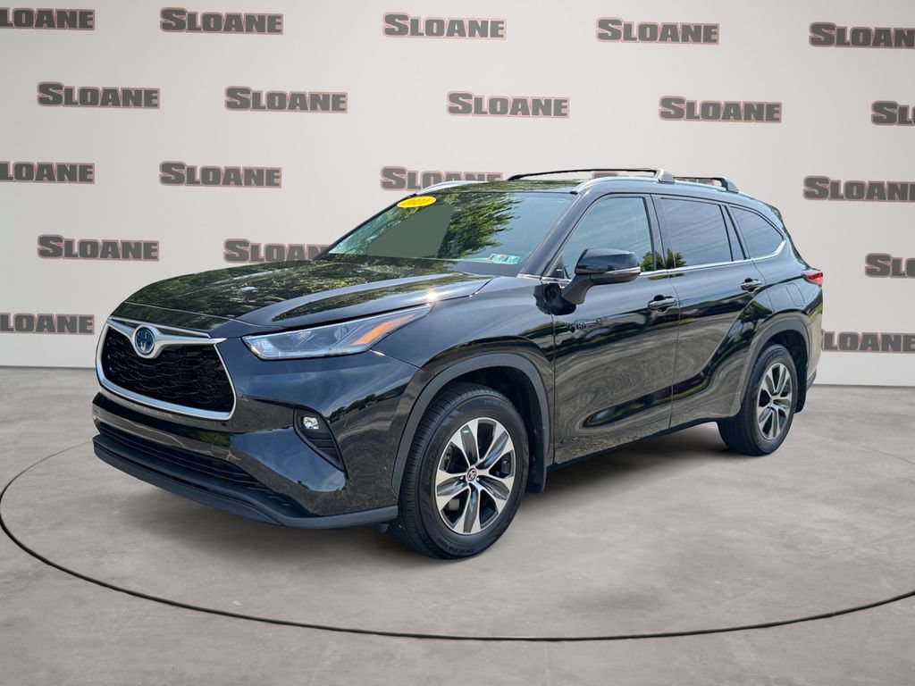 Used 2021 Toyota Highlander XLE AWD/4WD image 1