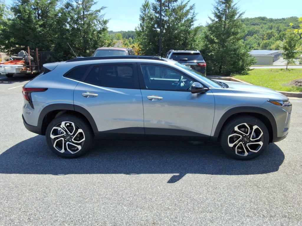 New 2026 Chevrolet Trax RS w/ Sunroof Package FWD image 4