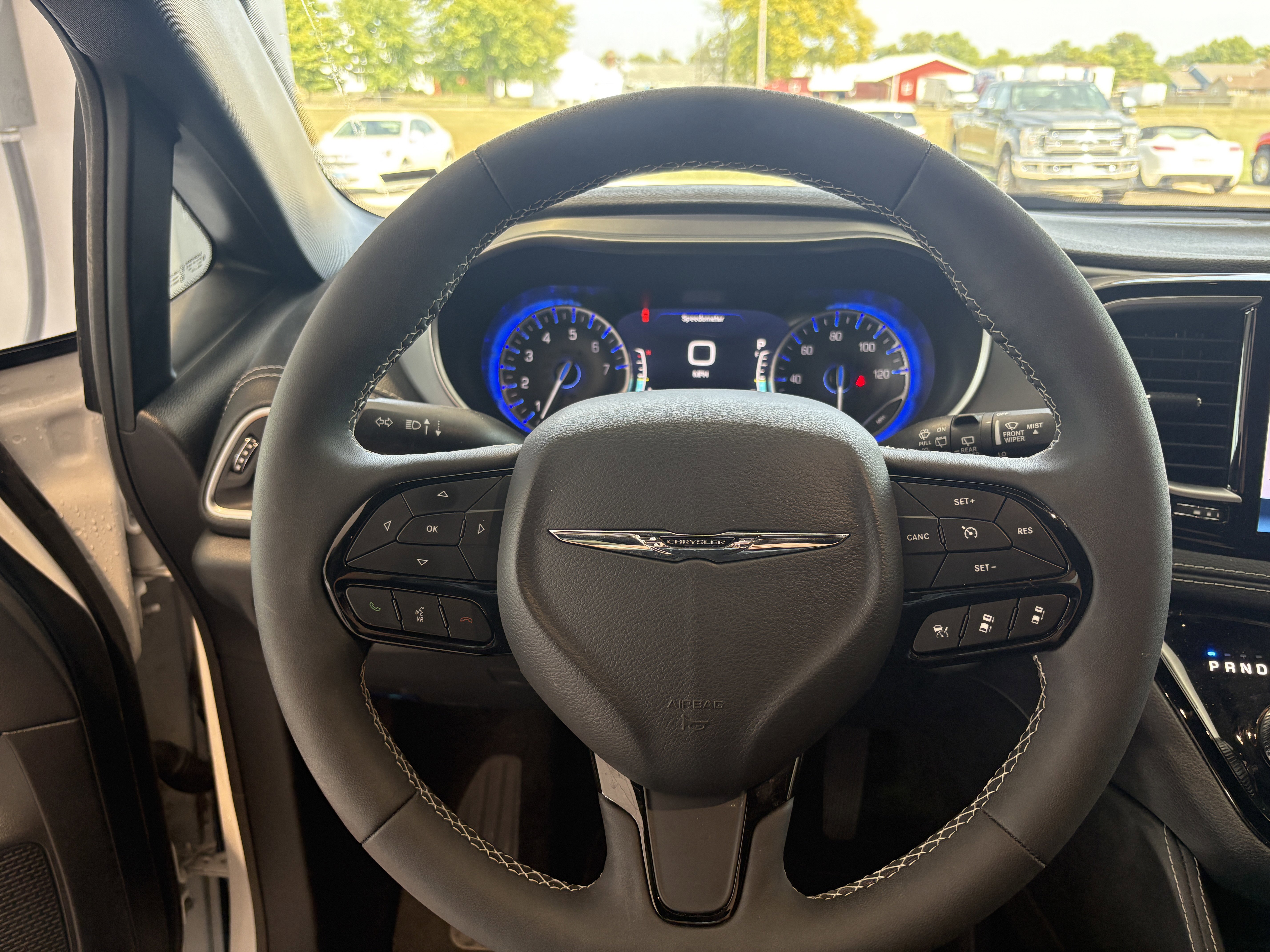 Used 2025 Chrysler Pacifica Limited image 10