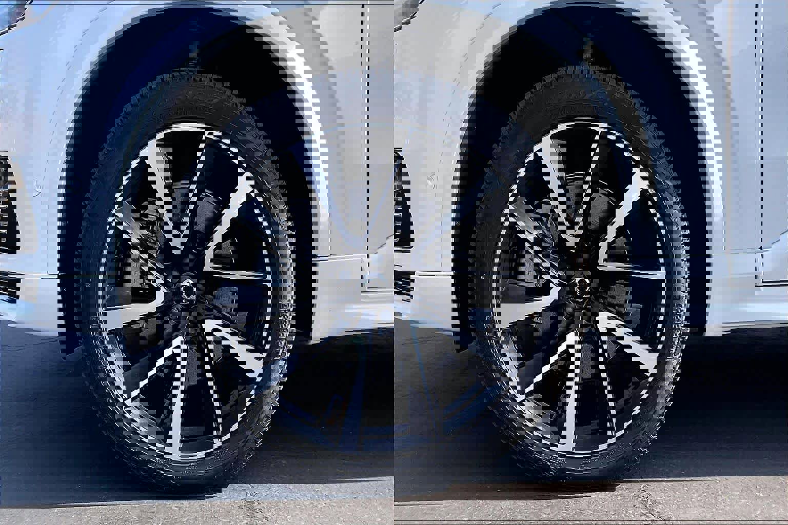 Used 2023 Volvo XC90 T8 Plus w/ Protection Package Premier image 12