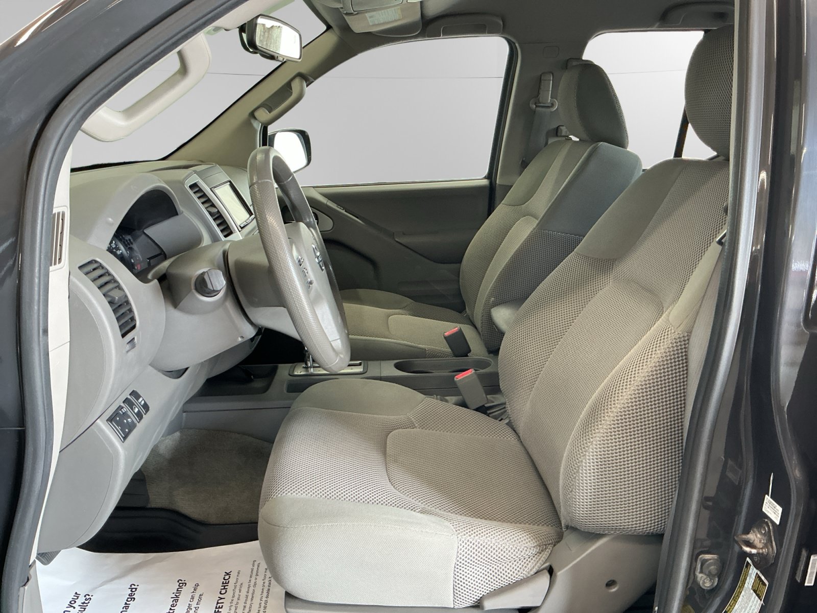 Used 2015 Nissan Frontier SV w/ SV Value Truck Package AWD/4WD image 9
