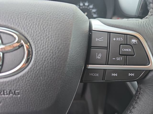 Used 2025 Toyota Sienna XLE image 19