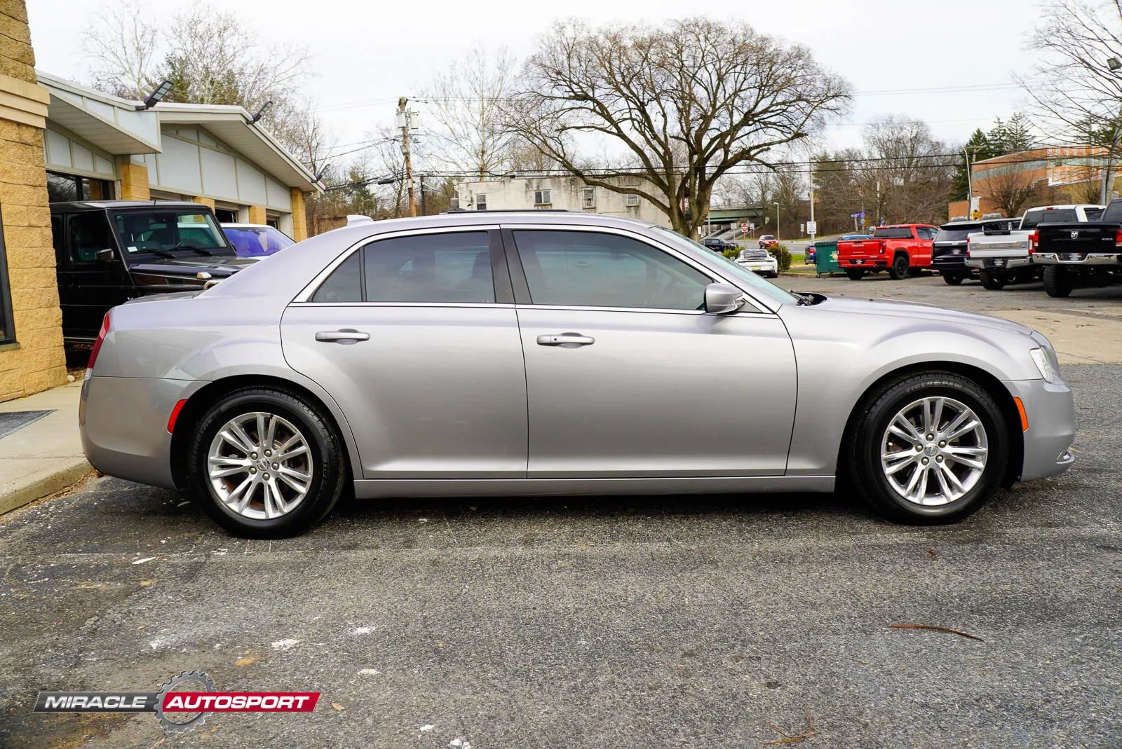 Used 2017 Chrysler 300 Limited w/ Driver Convenience Group RWD image 8