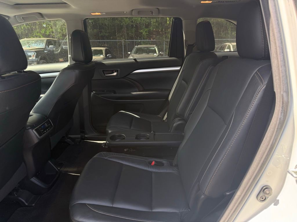 Used 2017 Toyota Highlander XLE FWD image 12