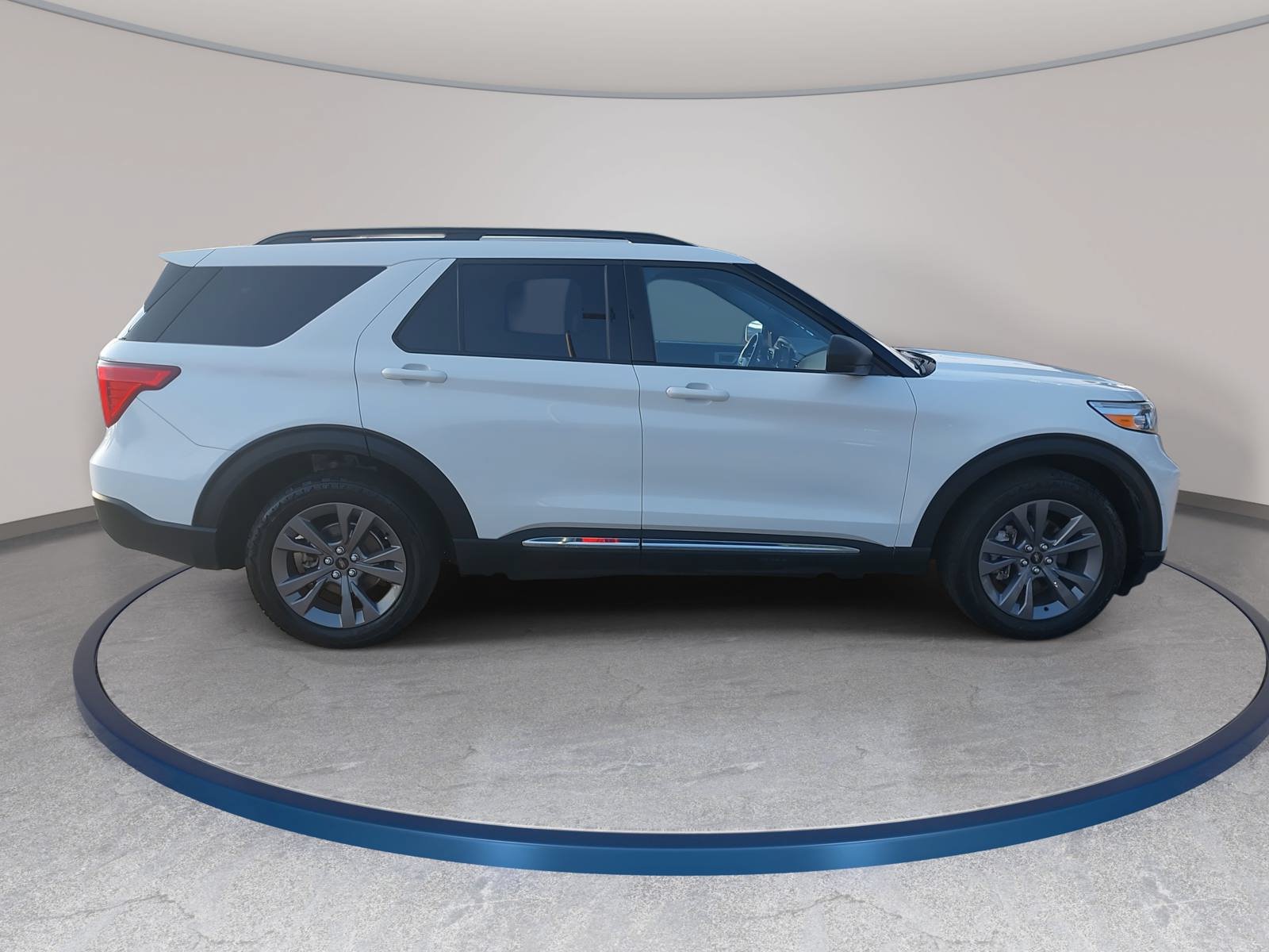 Used 2023 Ford Explorer XLT w/ Equipment Group 202A AWD/4WD image 4