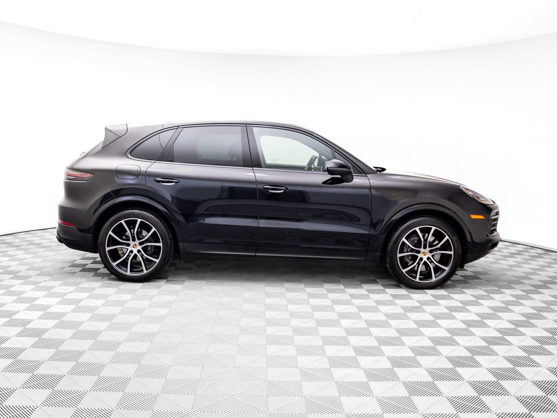 Certified 2023 Porsche Cayenne Platinum Edition image 8