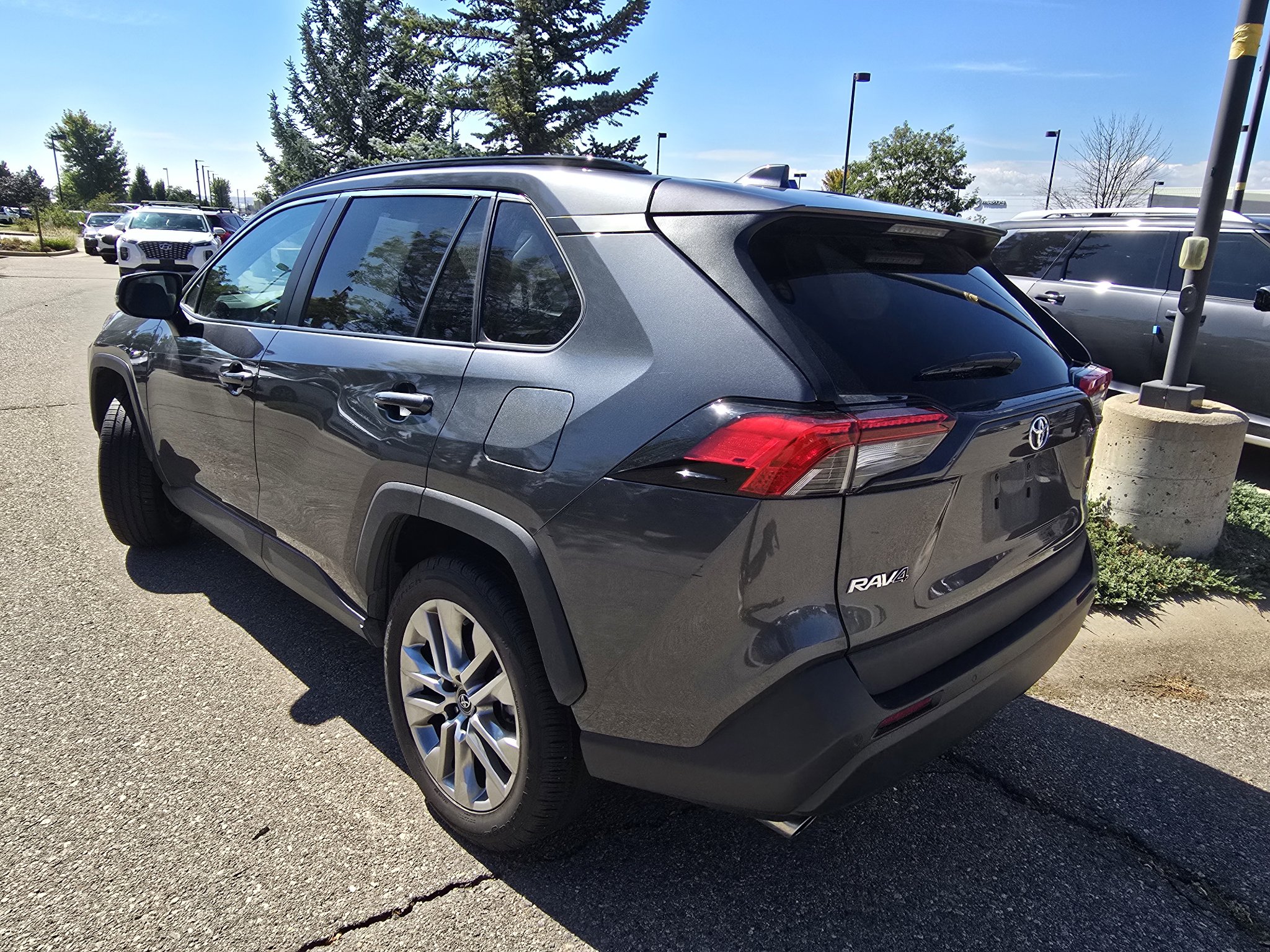 Used 2020 Toyota RAV4 XLE Premium AWD/4WD image 3