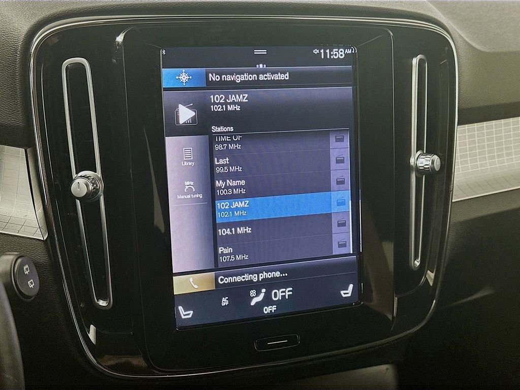 Used 2022 Volvo XC40 T4 Momentum image 17