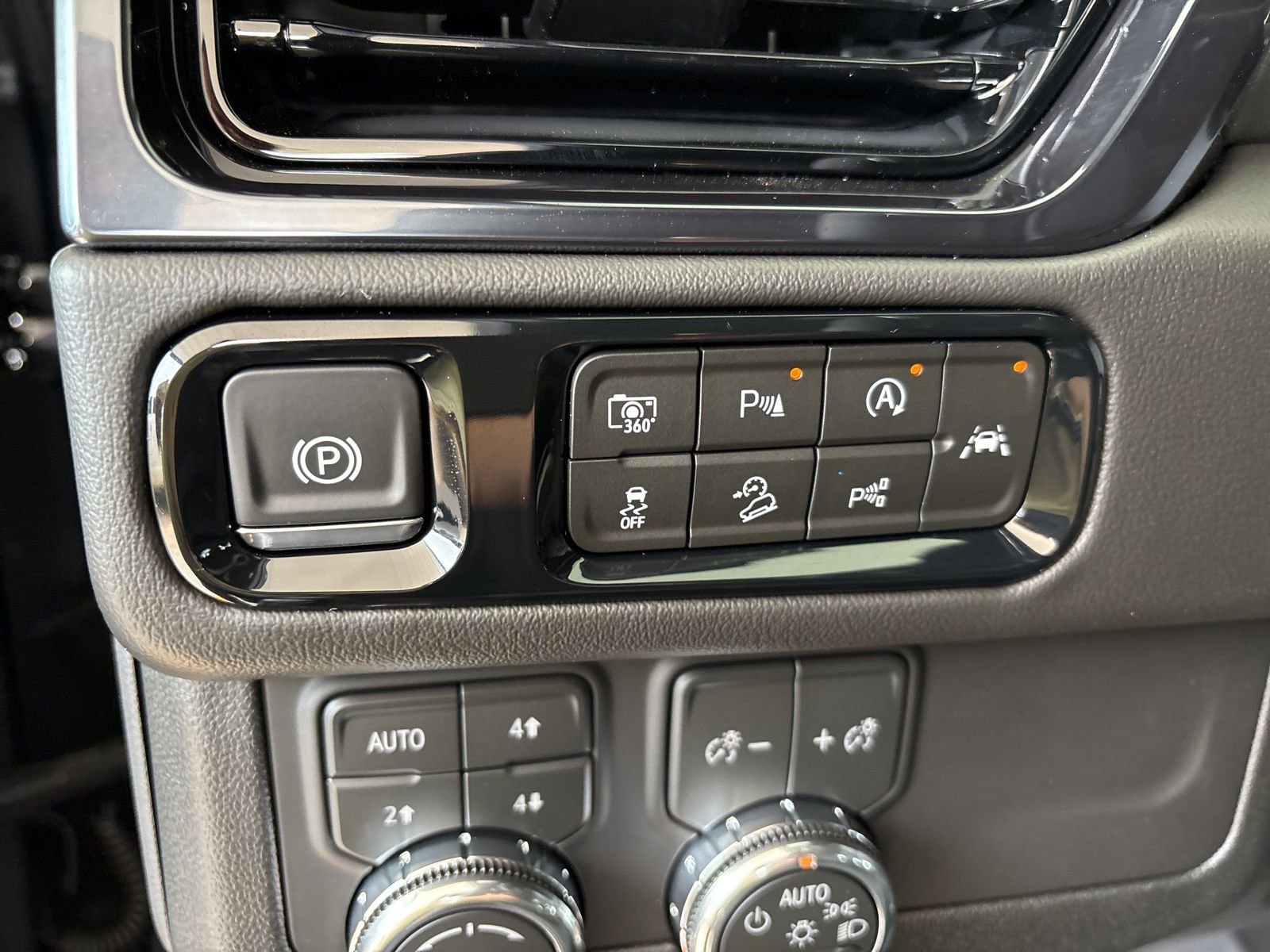 New 2026 GMC Yukon AT4 w/ LPO, Floor Liner Package image 15