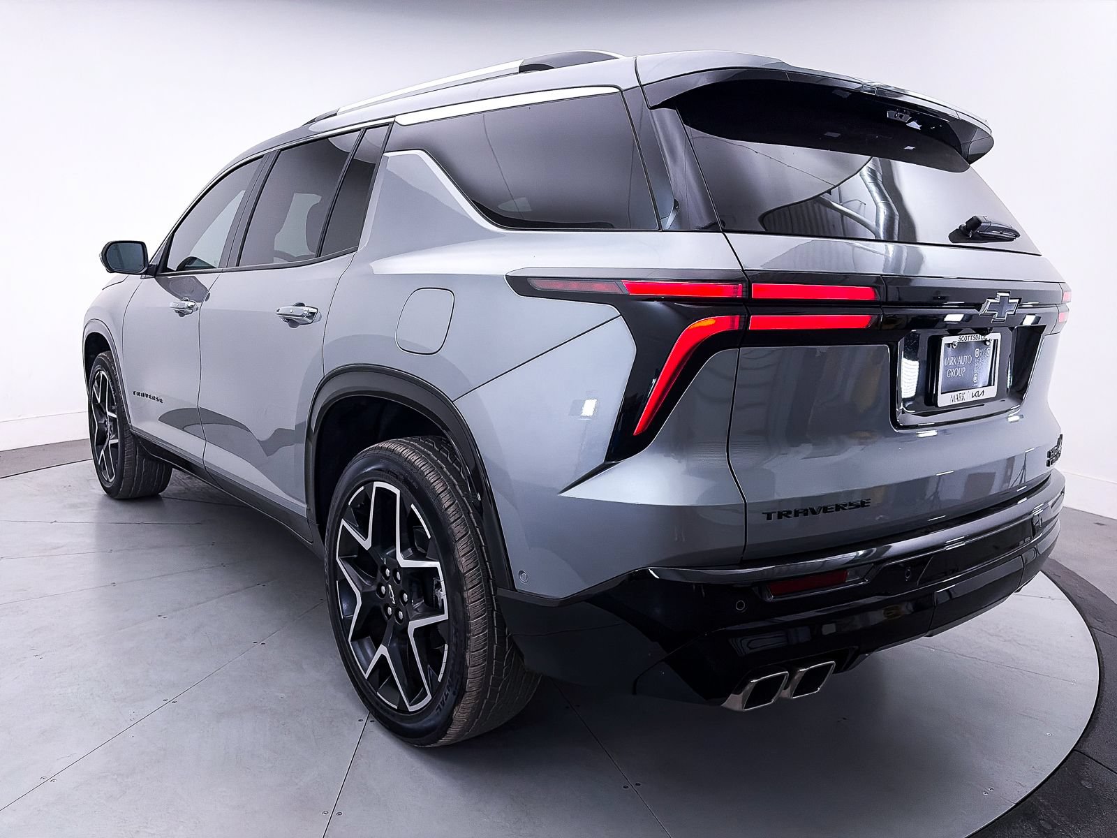 Used 2025 Chevrolet Traverse High Country FWD image 15