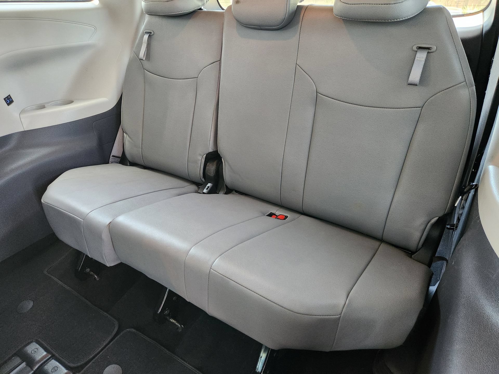 Used 2023 Toyota Sienna XLE FWD image 30