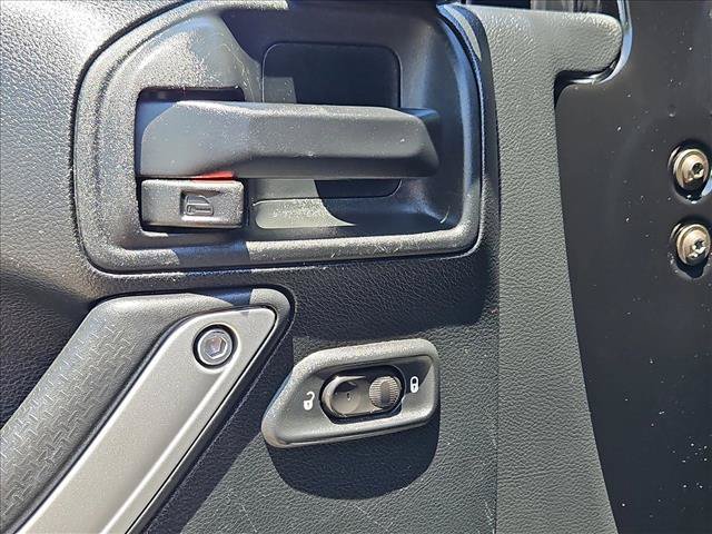 Used 2017 Jeep Wrangler Unlimited Sahara AWD/4WD image 4