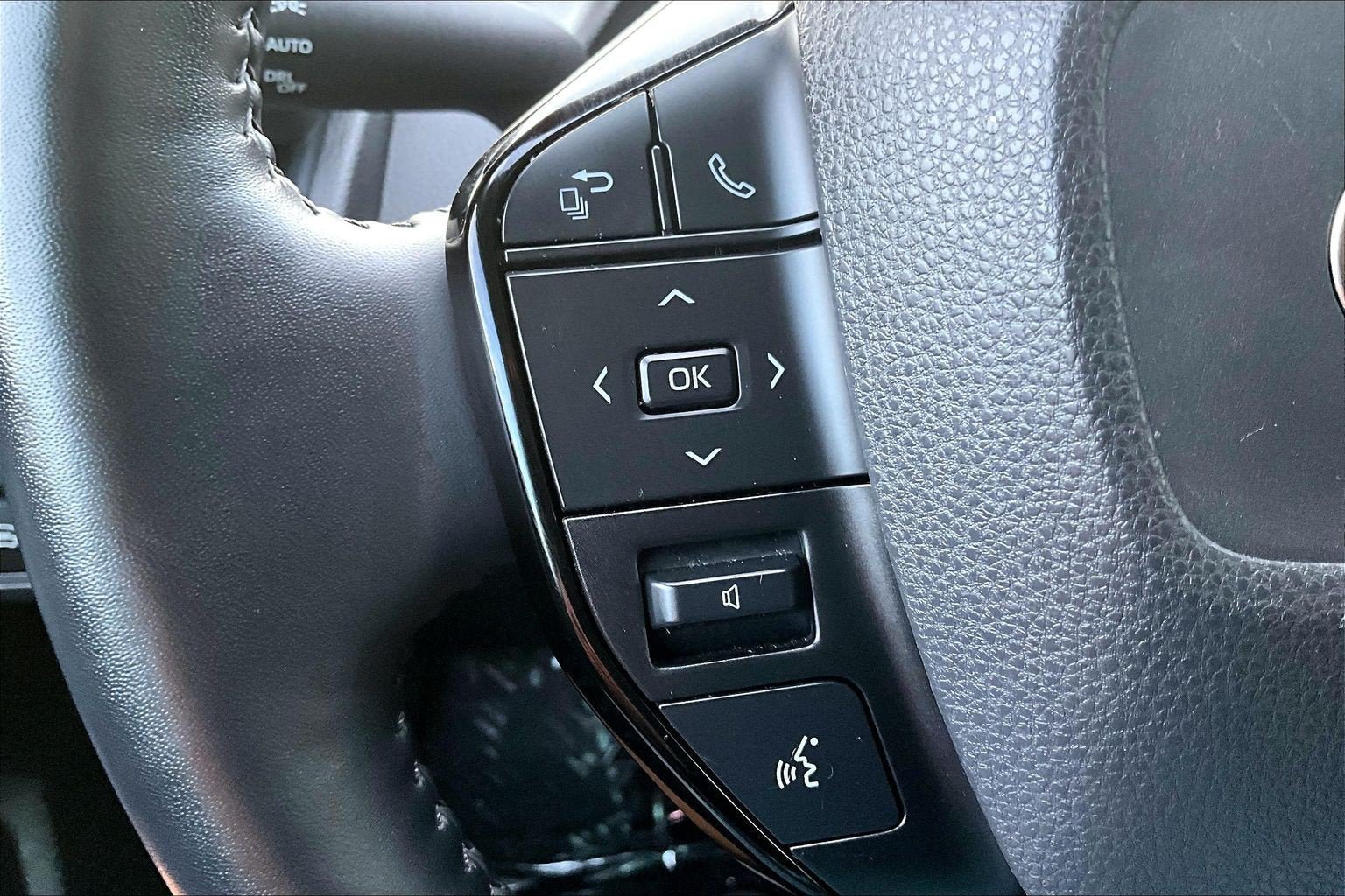 Used 2025 Toyota Prius XLE FWD image 17