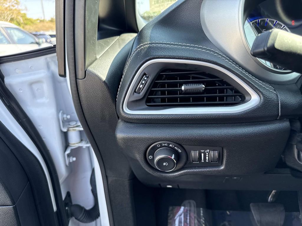 Used 2024 Chrysler Pacifica Touring image 34