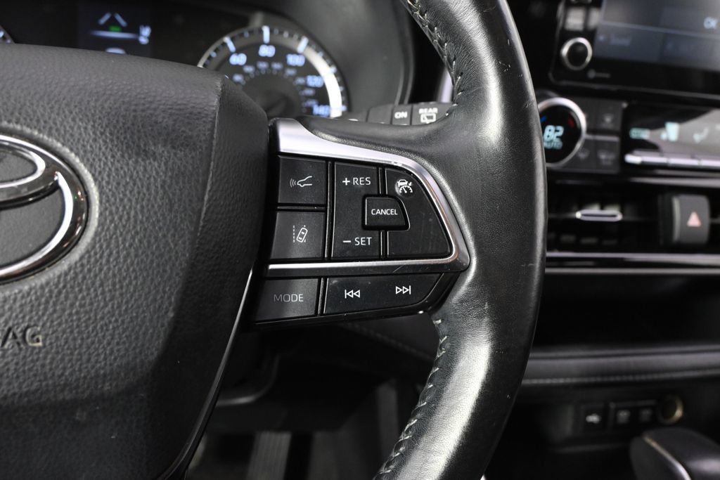 Used 2021 Toyota Highlander LE AWD/4WD image 34