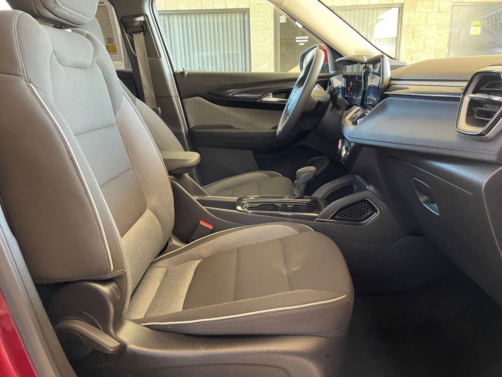 Used 2025 Chevrolet TrailBlazer LT image 35