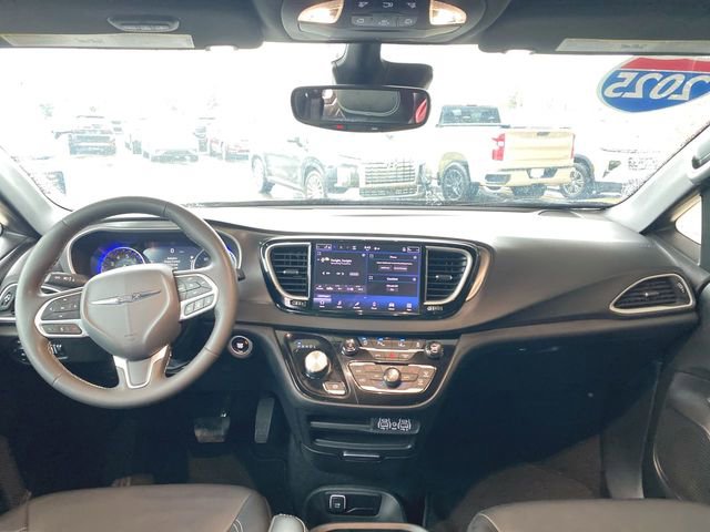 Used 2025 Chrysler Pacifica Select FWD image 19