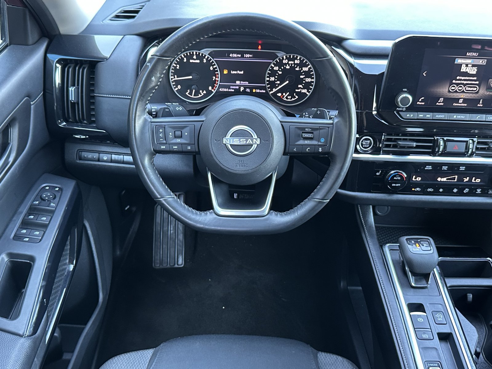 Used 2024 Nissan Pathfinder SV FWD image 14
