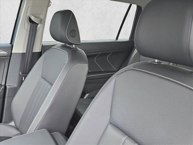 Used 2024 Volkswagen Tiguan SE w/ Panoramic Sunroof Package image 15