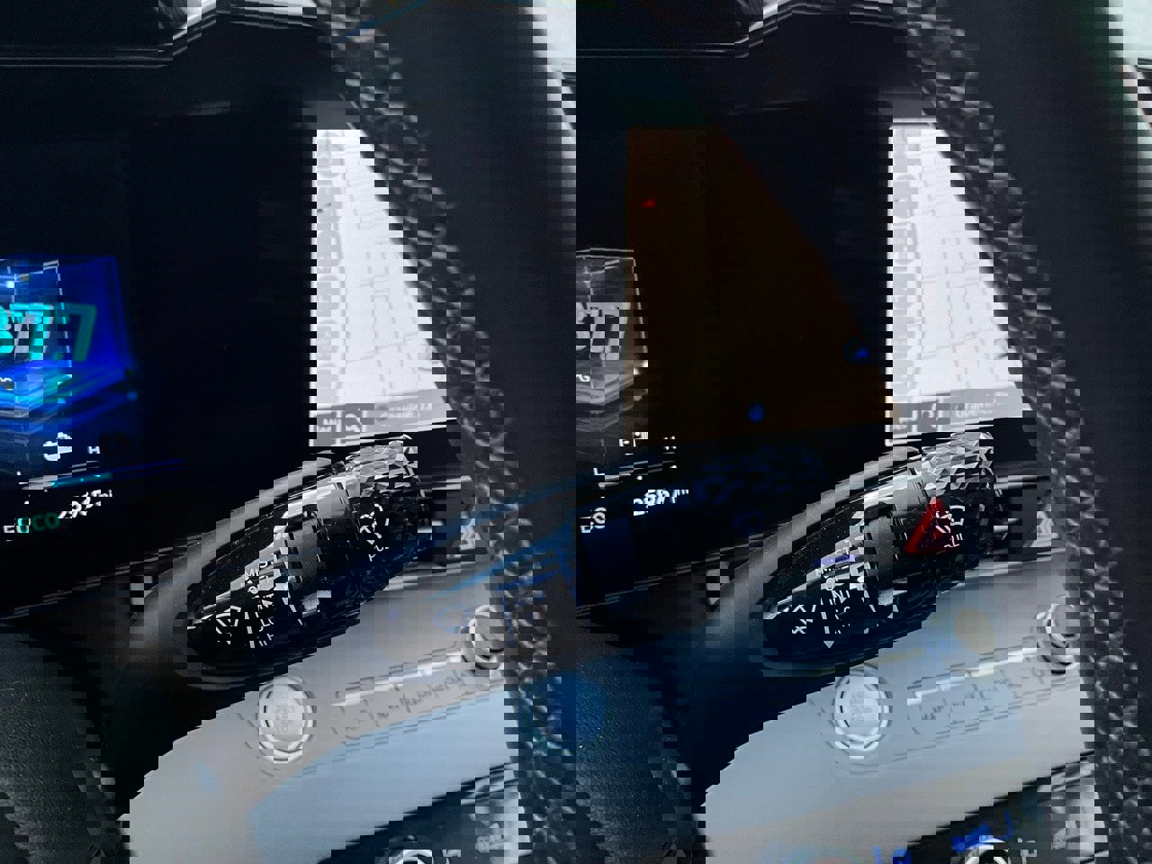 Used 2025 Hyundai Elantra Limited image 38