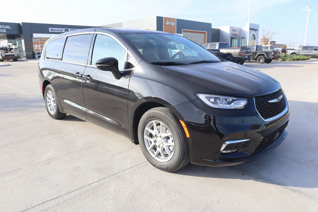 New 2026 Chrysler Pacifica Select image 1