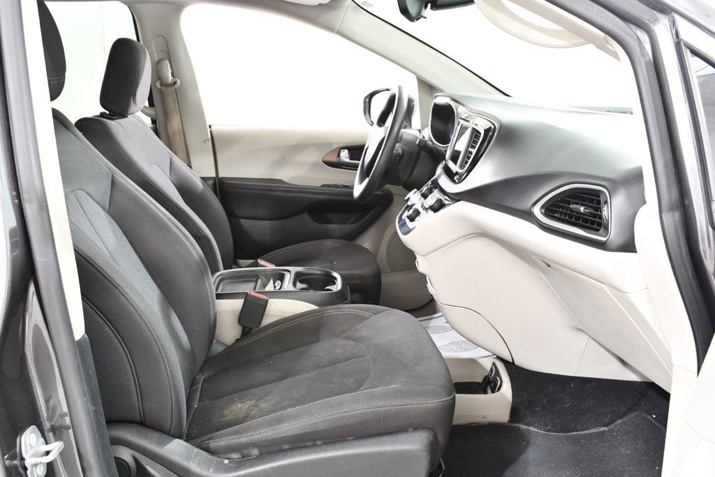 Used 2018 Chrysler Pacifica Touring Plus w/ Tire & Wheel Group FWD image 10