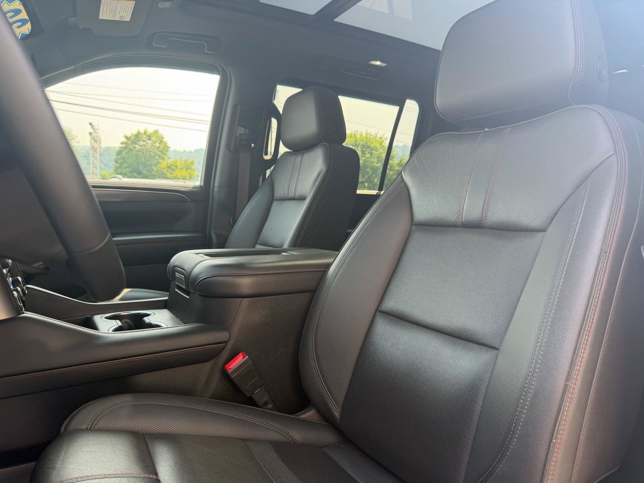 Used 2022 Chevrolet Suburban RST w/ Luxury Package AWD/4WD image 9