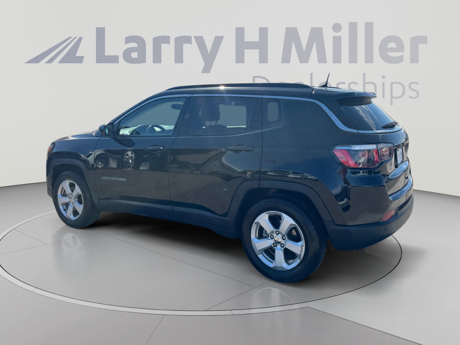 Used 2018 Jeep Compass Latitude w/ Popular Equipment Group FWD image 3