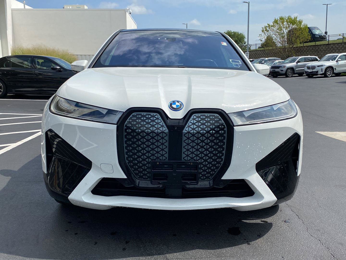 Used 2024 BMW iX xDrive50 w/ Premium Package AWD/4WD image 8