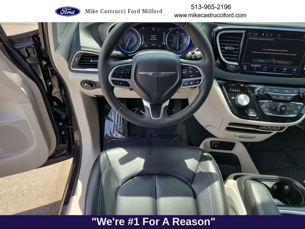 Used 2023 Chrysler Pacifica Touring-L FWD image 11