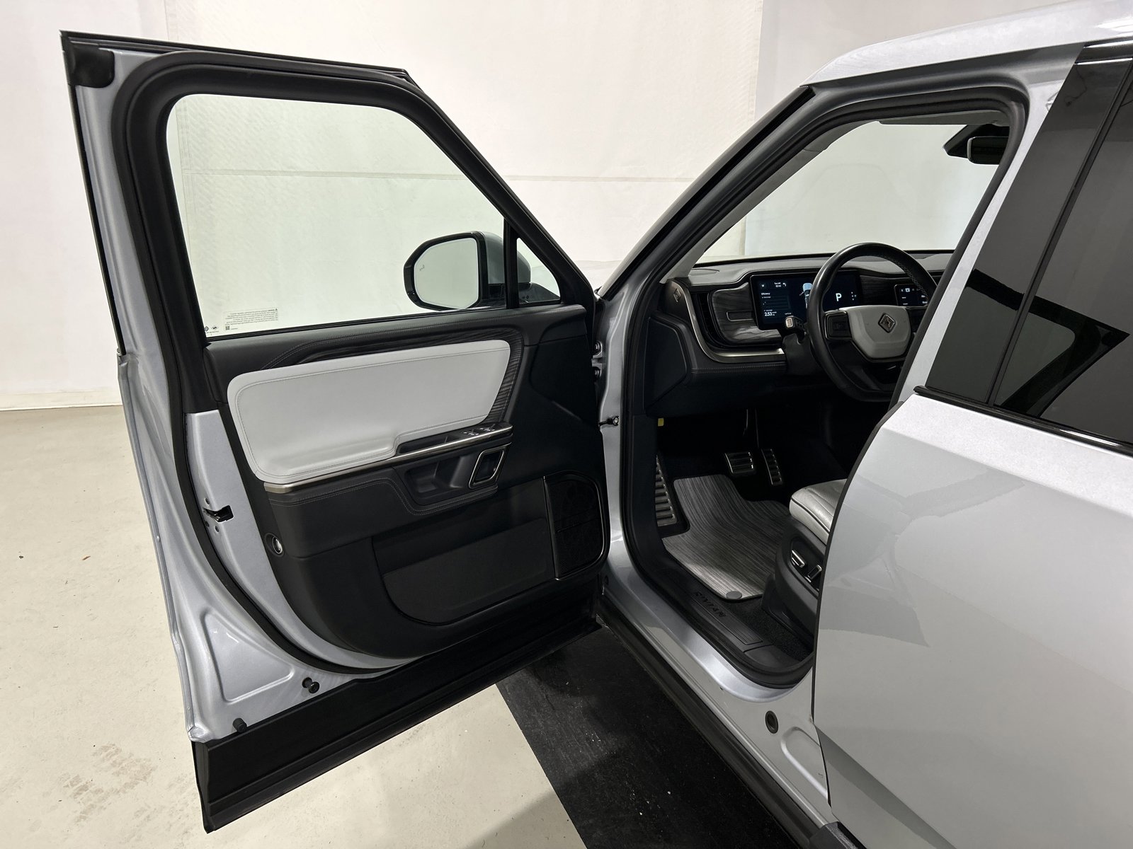 Used 2022 Rivian R1T Adventure image 16