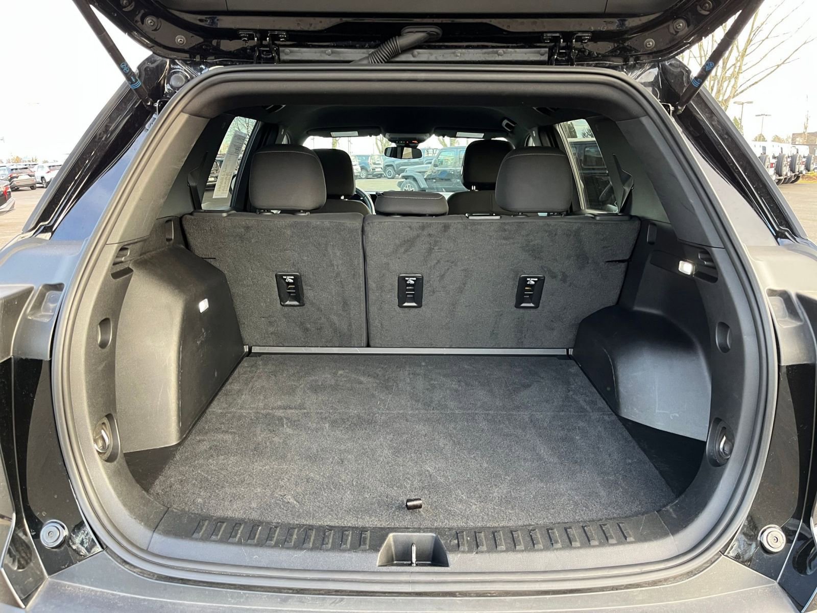 Used 2025 Chevrolet Equinox LT image 30