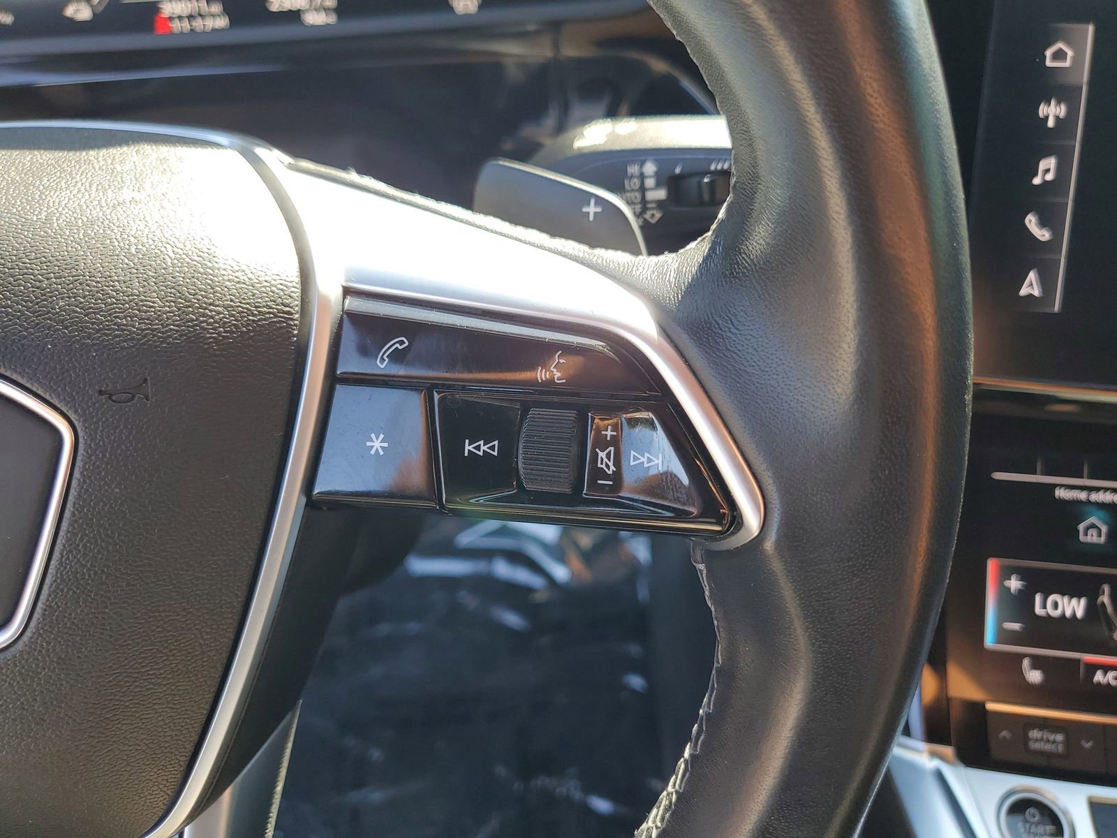 Used 2023 Audi e-tron Premium w/ Convenience Plus Package image 27