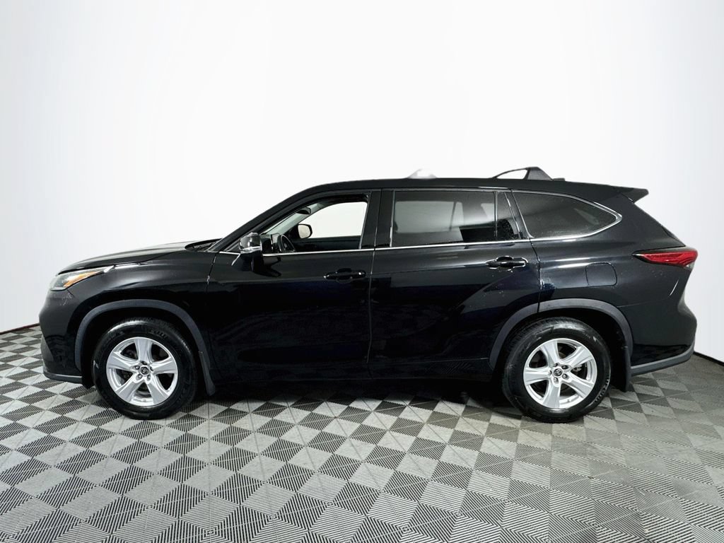Used 2021 Toyota Highlander LE AWD/4WD image 4