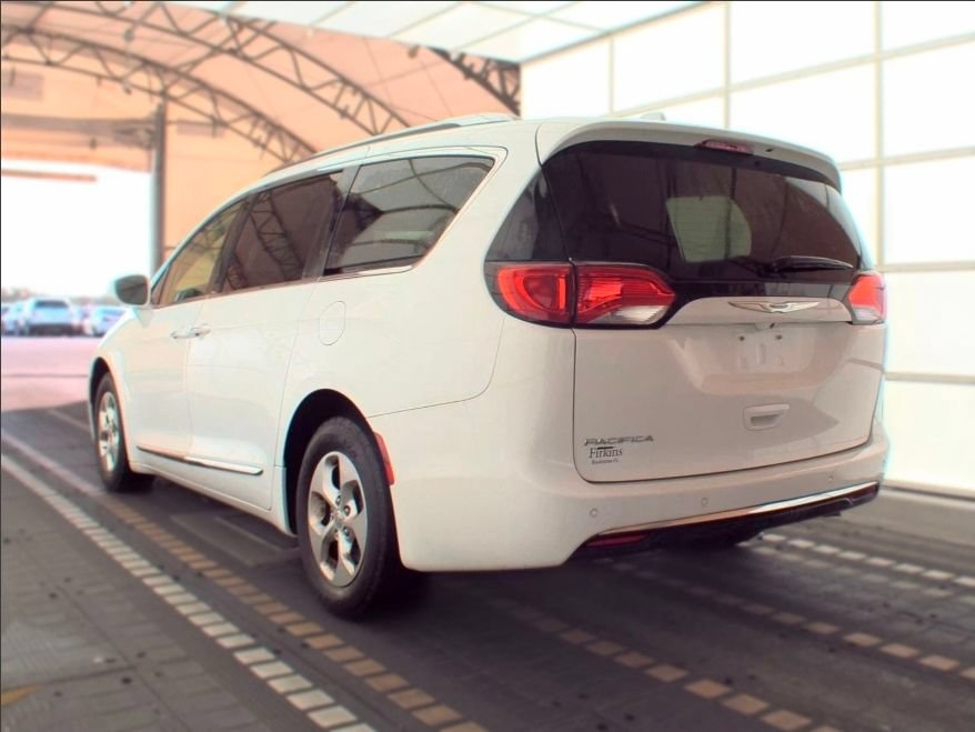 Used 2017 Chrysler Pacifica Touring-L Plus FWD image 2