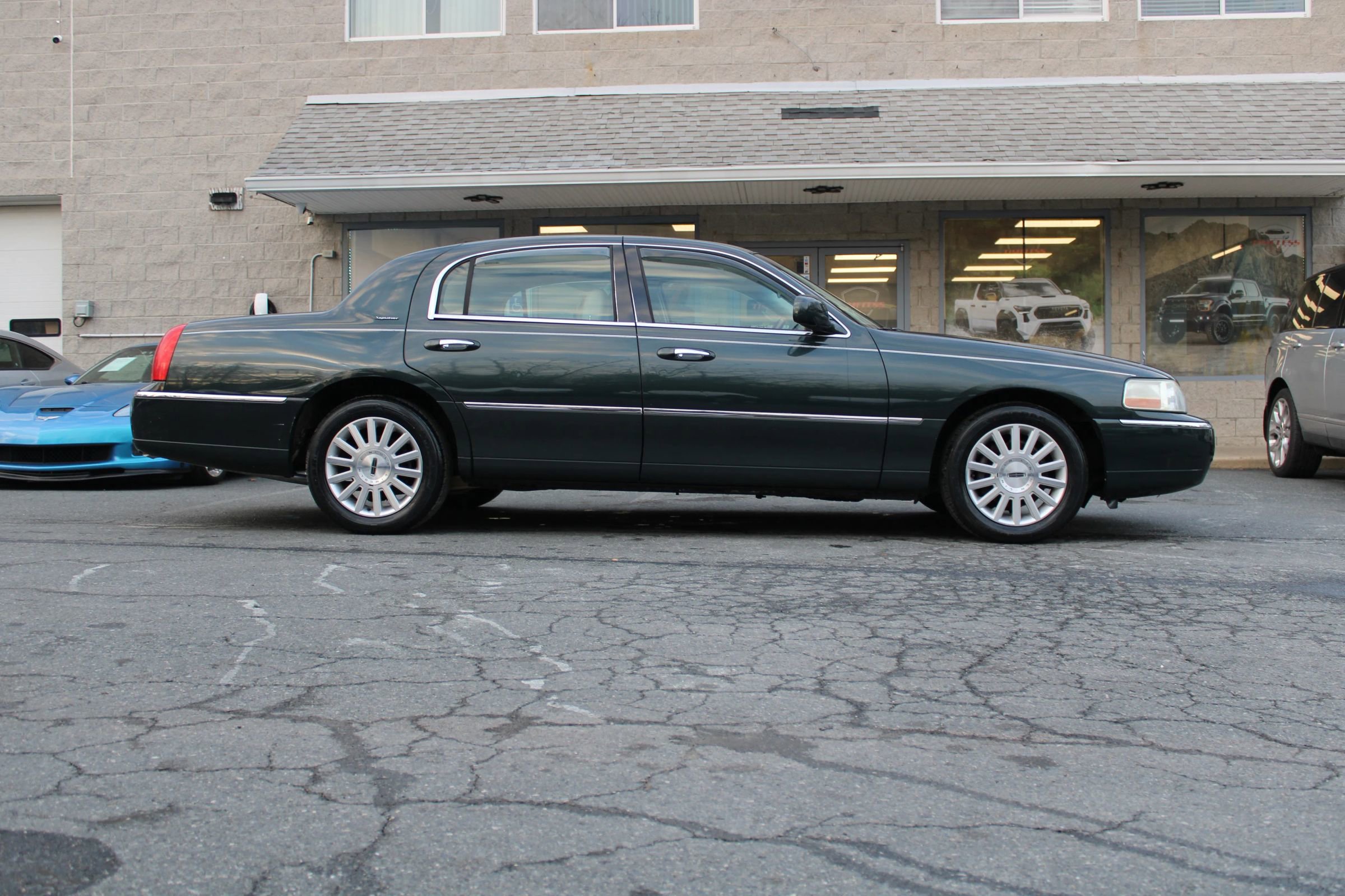 Used 2003 Lincoln Town Car Signature image 27