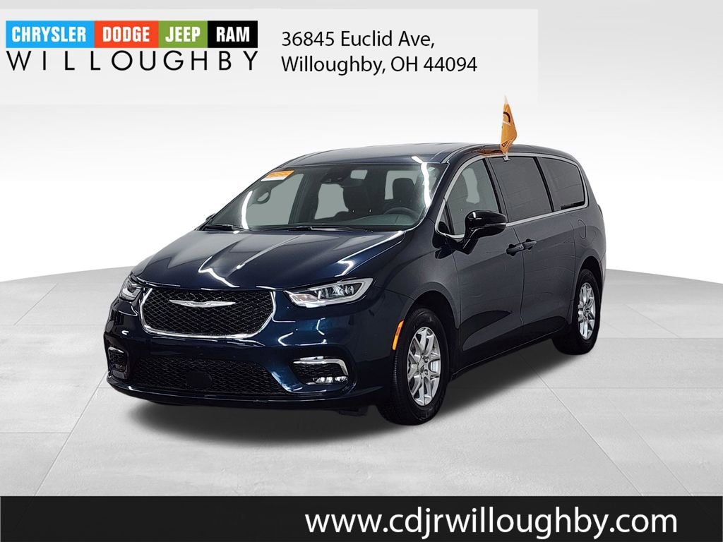 Used 2025 Chrysler Pacifica Select FWD image 1