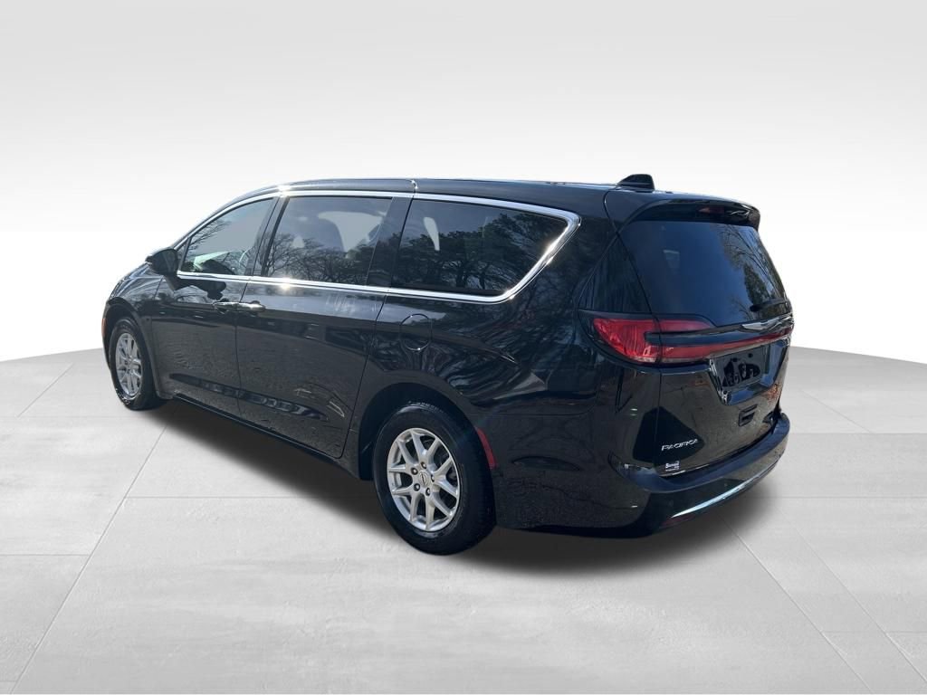 Used 2025 Chrysler Pacifica Select image 3