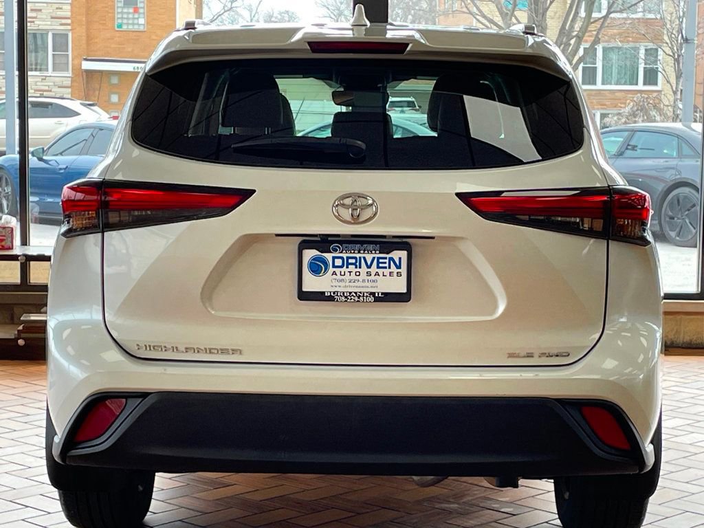 Used 2022 Toyota Highlander XLE AWD/4WD image 9