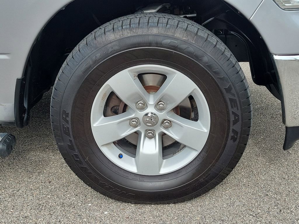 Used 2020 RAM 1500 Classic SLT w/ Luxury Group image 9