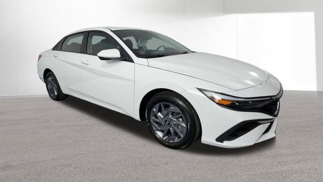 Used 2025 Hyundai Elantra Hybrid FWD image 2