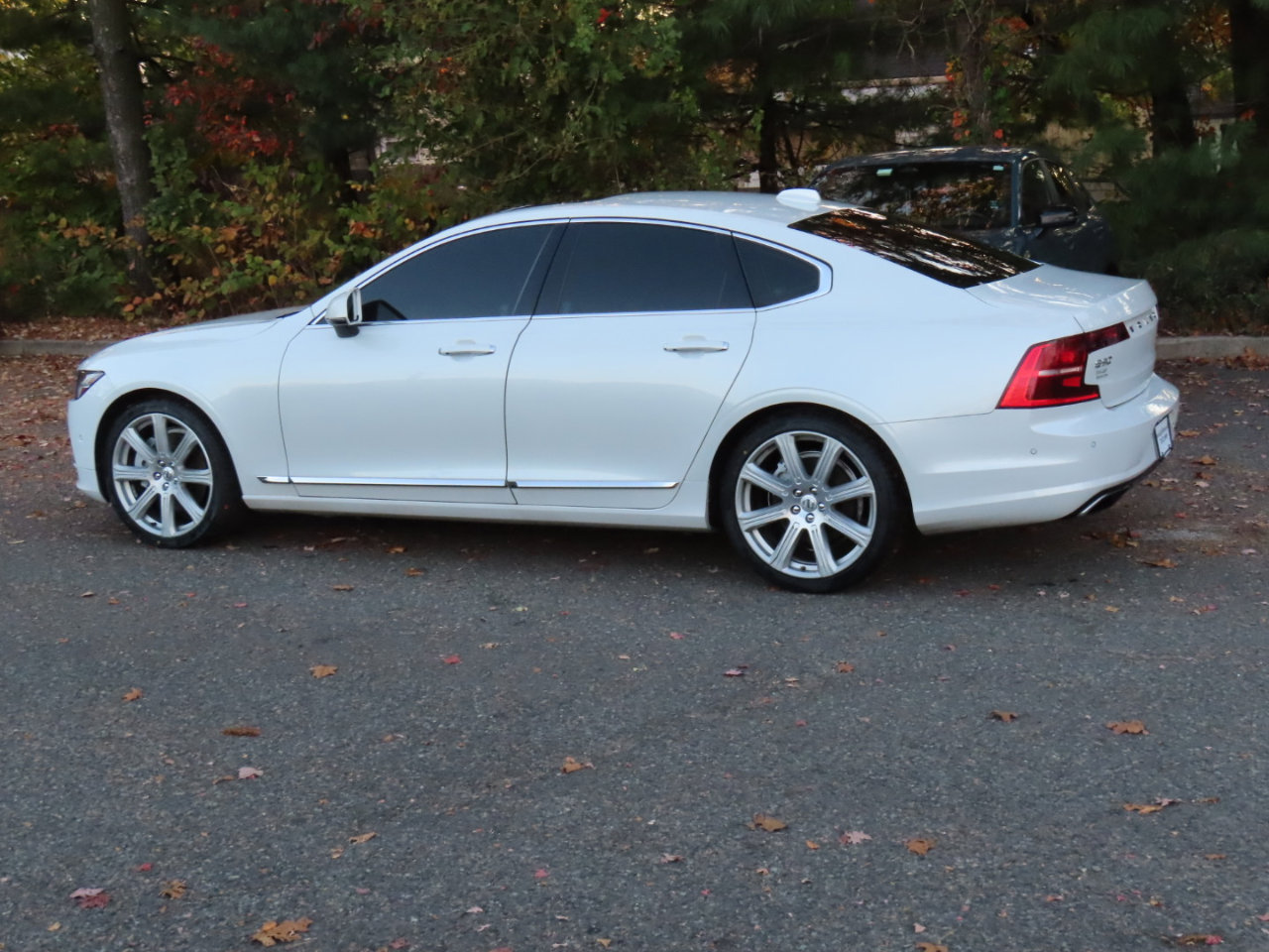 Used 2017 Volvo S90 T6 Inscription w/ Vision Package image 3