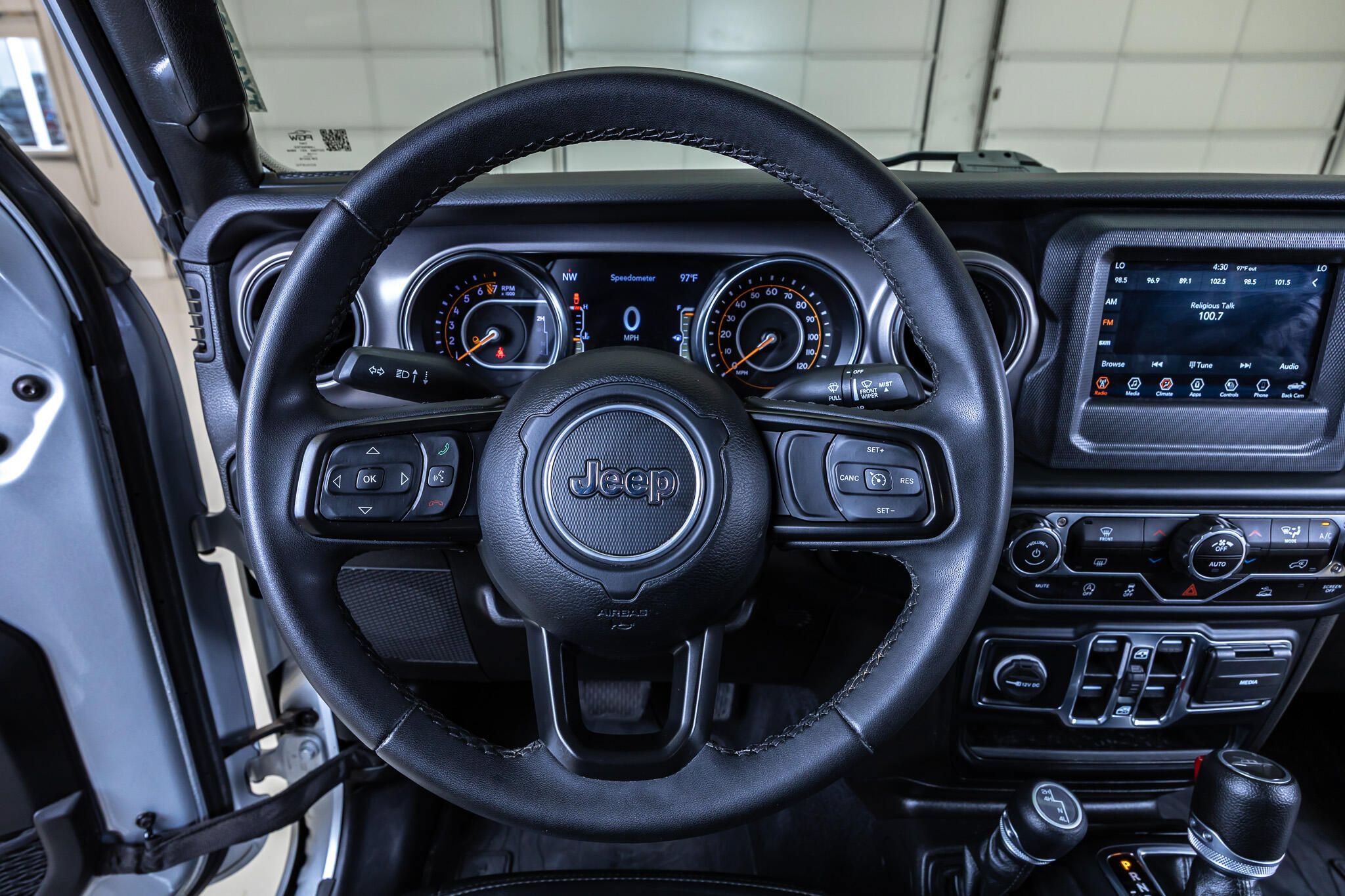 Used 2023 Jeep Gladiator Sport AWD/4WD image 17