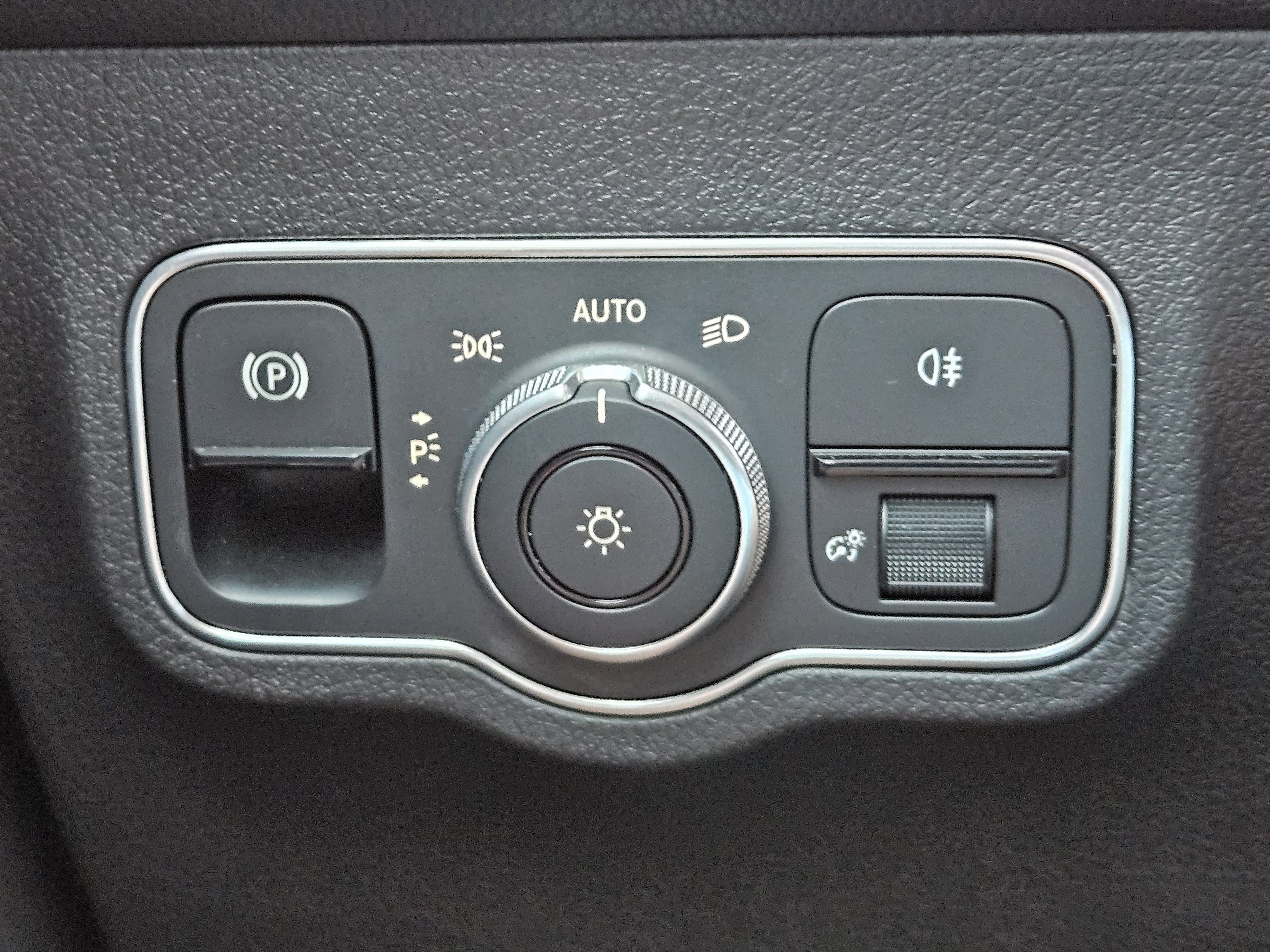 Used 2023 Mercedes-Benz EQB 300 4MATIC image 23