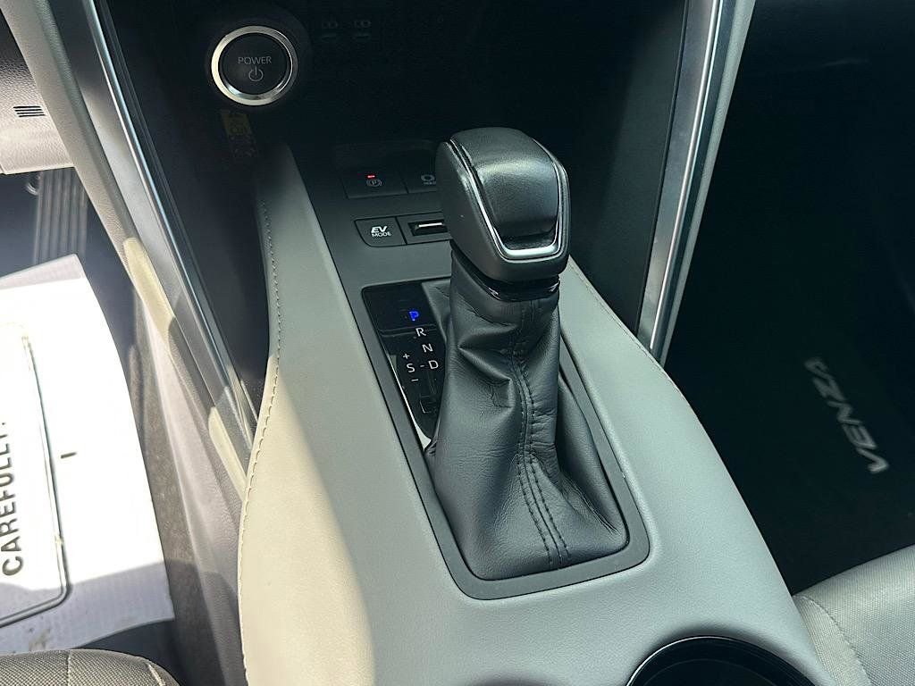 Certified 2024 Toyota Venza LE image 22