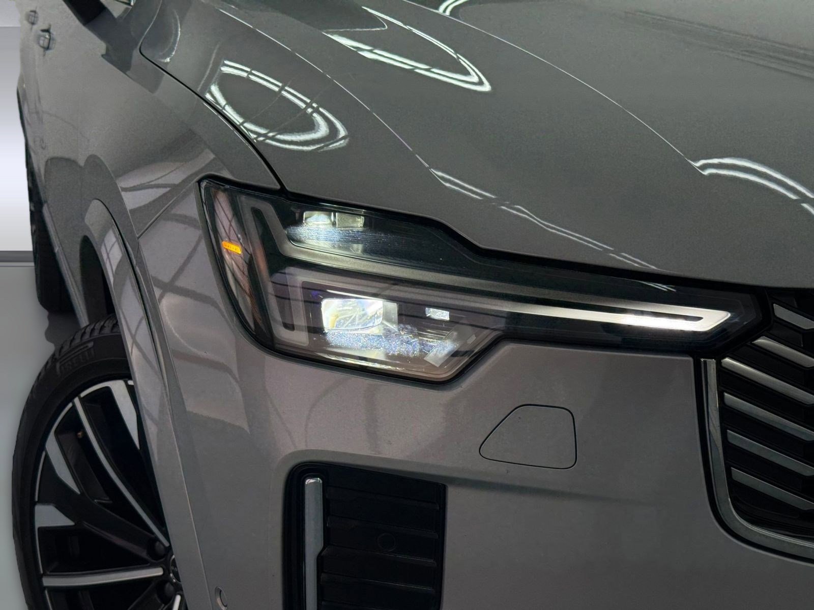 Used 2025 Volvo XC90 B6 Plus image 10