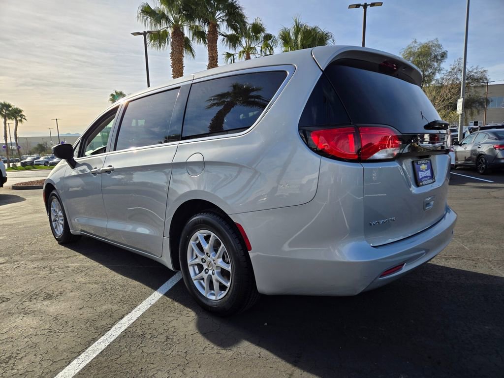 Used 2023 Chrysler Voyager LX image 4